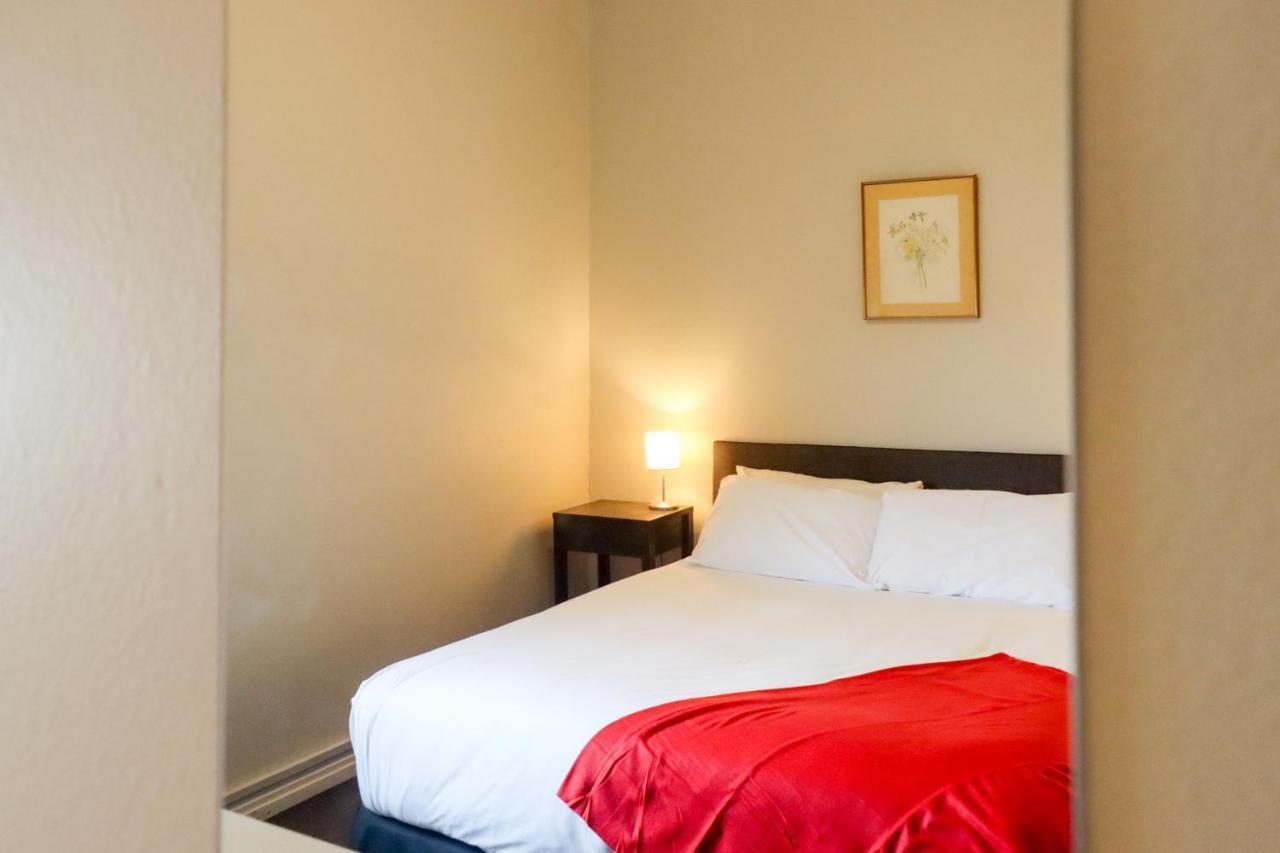 Tates Hotel ウィンザー エクステリア 写真